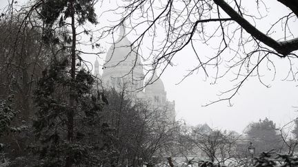 La butte de Montmartre est sous la neige à Paris. (ZAKARIA ABDELKAFI / AFP)