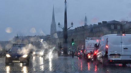 Des voitures roulent&nbsp;sous la pluie, à Bordeaux (Gironde), le 14 octobre 2019. (GEORGES GOBET / AFP)