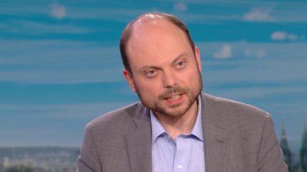 Libéré lors du dernier échange de prisonniers entre la Russie et l'Occident, Vladimir Kara-Mourza, fervent opposant à Vladimir Poutine condamné par le régime, est l'invité du 20 Heures mardi 10 septembre. (France 2)