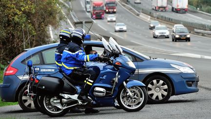 Gendarmes lors d'un contrôle de vitesse sur l'autoroute A1, près de Fresnes-les-Montauban, le 26 octobre 2012. (PHILIPPE HUGUEN / AFP)