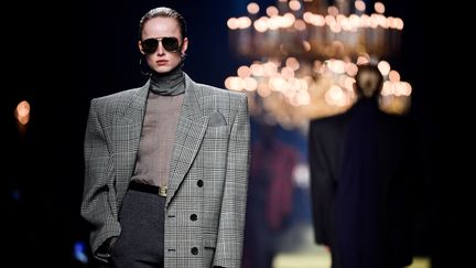 Défilé Saint Laurent automne-hiver 2023-24 à la Paris Fashion Week le 28 février 2023 (JULIEN DE ROSA / AFP)