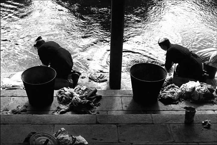 Sabine Weiss, "Les lavandières, Bretagne" 1954, Tirage gélatino-argentique postérieur (30 x 40 cm), signé par l’artiste au verso (© Sabine Weiss / Courtesy Les Douches la Galerie)