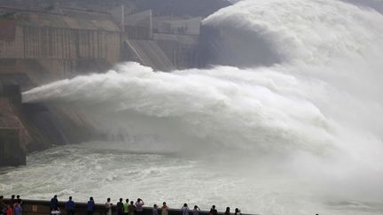 Des visiteurs observent une op&eacute;ration de d&eacute;sensablement du fleuve jaune &agrave; Jiyuan (Chine), le 22 juin 2013. (CHINA DAILY / REUTERS)