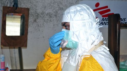 Un membre de MSF &agrave; Conakry, en Guin&eacute;e, le 23 juillet 2014. (CELLOU BINANI / AFP)