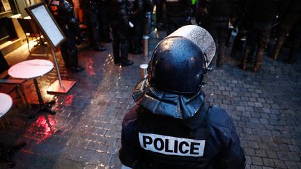 Un policier dans le quartier du faubourg Saint-Honoré à Paris, le 15 décembre 2018, lors de l'"acte 5" de la mobilisation des "gilets jaunes". (LAURE BOYER / HANS LUCAS / AFP)