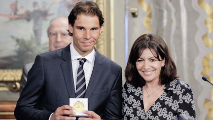 Nadal reçoit la médaille "Grand vermeil" des mains de la maire de Paris