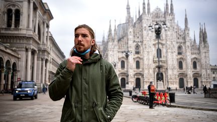 Un homme fume une cigarette sur la piazza del Duomo à Milan, en Italie, le 19 janvier 2021. (PIERO CRUCIATTI / AFP)