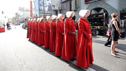 Des personnes costumées participent à l'avant-première de la saison 2 de "Handmaid's Tale : La servante écarlate", le 19 avril 2018 à Hollywood (Etats-Unis). (PHILLIP FARAONE / GETTY IMAGES NORTH AMERICA / AFP)