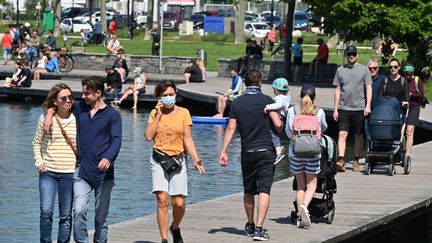 Des promeneurs sur les bords&nbsp;du lac d'Annecy. (PHILIPPE DESMAZES / AFP)