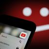 L'application YouTube s'affiche sur un iPhone, le 1er décembre 2017.&nbsp; (JAAP ARRIENS / NURPHOTO / AFP)