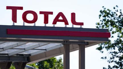 Le logo du groupe Total, le 17 mai 2020 à&nbsp;Osnabrück, en Allemagne. (FOTOSTAND / GELHOT / FOTOSTAND / AFP)