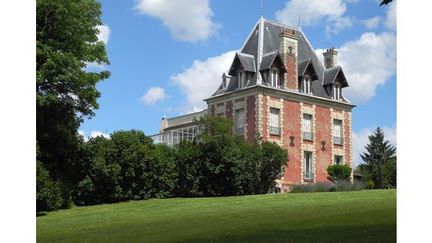 Auguste Rodin s&#039;est installé en 1895 sur les hauteurs de Meudon, dans cette maison qui domine la Seine. Il y a vécu jusqu&#039;à sa mort, en 1917. Encore aujourd&#039;hui, elle est entourée de verdure car située dans une zone au-dessus des carrières de craie, peu constructible
 (Culturebox-FTV)