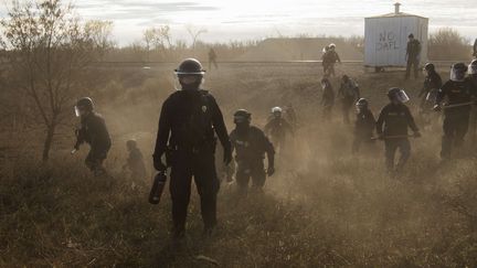 Série sujets contemporains, premier prix.&nbsp;
Dans cette photo de la série "Standing Rock" d'Amber Bracken, la police anti-émeutes évacuent des manifestants d'une route secondaire proche d'un camp d'ouvriers pour la construction d'un oléoduc dans le Dakota du Nord. La tribu sioux de Standing Rock et leurs alliés ont manifesté pendant près de dix mois contre la construction de cet oléoduc.&nbsp; (AMBER BRACKEN/AP/SIPA / AP)