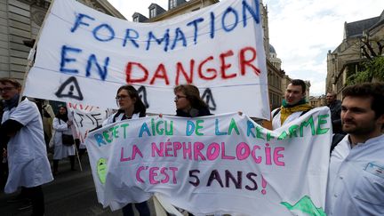 Des internes en médecine manifestent&nbsp;devant le ministère de l'Enseignement supérieur,&nbsp;à Paris, le 18 avril 2017.&nbsp; (FRANCOIS GUILLOT / AFP)