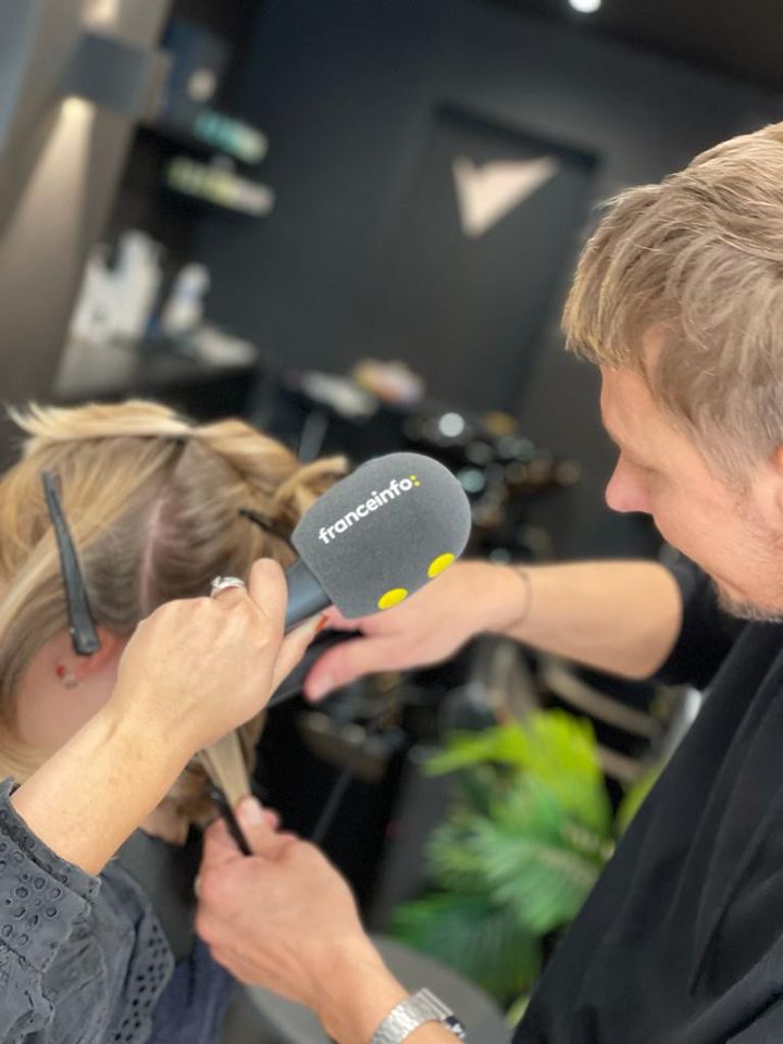 Notre reporter, Chloé Cénard, interviewe Steve, un coiffeur en co-working, alors qu'il lui coupe les cheveux. Paris, 15/10/2021. (CHLOÉ CENARD / FRANCEINFO)