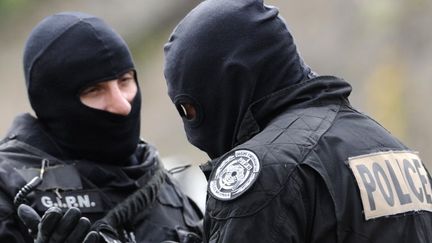 Des membres du GIPN interceptent un forcen&eacute;, &agrave; Thil (Meurthe-et-Moselle), le 20 juin 2012. (JEAN-CHRISTOPHE VERHAEGEN / AFP)