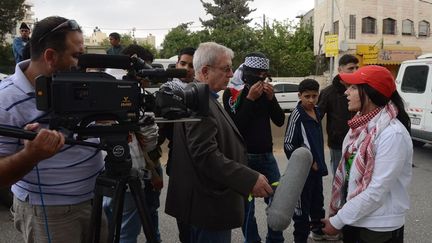 Interview d’une jeune militante à Ramallah pendant une manifestation. (Charles Enderlin)