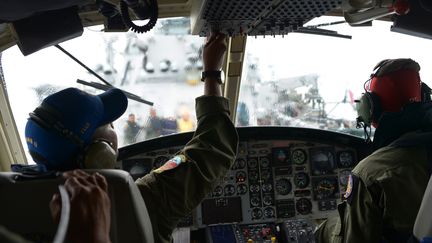 Un h&eacute;licopt&egrave;re indon&eacute;sien &agrave; la recherche de l'avion&nbsp;d'AirAsia disparu au-dessus de la mer Java, le 1er janvier 2015. (ADEK BERRY / AFP)