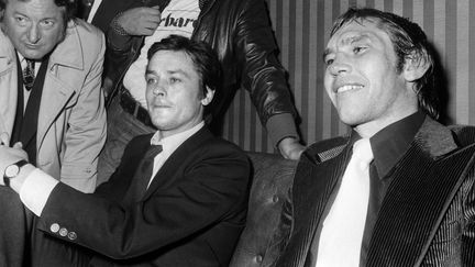 Jean-Claude Bouttier et l'acteur Alain Delon lors d'une conférence de presse après le match contre Carlos Monzon au stade Roland Garros en 1973. (STF / AFP)