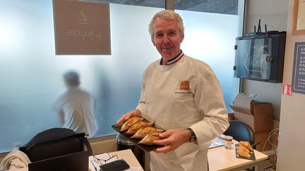 Le boulanger Frédéric Lalos, meilleur ouvrier de France, confectionne les pains servis au dîner royal à Versailles, en présence de Charles III et Camilla. (VICTORIA KOUSSA / FRANCE INFO)