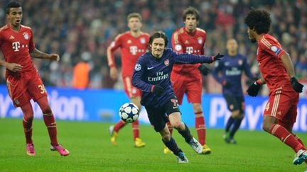 Rosicky (Arsenal) dans la tenaille du Bayern Munich (ODD ANDERSEN / AFP)