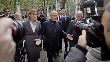 Mohamed Al-Fayed arrive au palais de justice de Londres, le 2 octobre 2007, pour une audience sur&nbsp;l'accident fatal de la princesse Diana et son fils Dodi. (LEON NEAL / AFP)