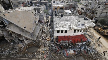 Des immeubles détruits à Khan Younès, dans le sud de la bande de Gaza, le 25 novembre 2023. (MAHMUD HAMS / AFP)