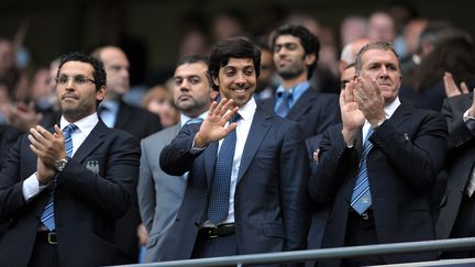 Mansour bin Zayed Al Nahyan (au centre),&nbsp;propriétaire émirati de Manchester City et d'une dizaine d'autres clubs de football à travers&nbsp;le monde, grâce à sa multinationale&nbsp;City Football Group. (ANDREW YATES / AFP)