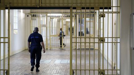 Un surveillant pénitentiaire de la prison de Fresnes&nbsp;(Val-de-Marne), le 20 septembre 2016.&nbsp; (PATRICK KOVARIK / AFP)