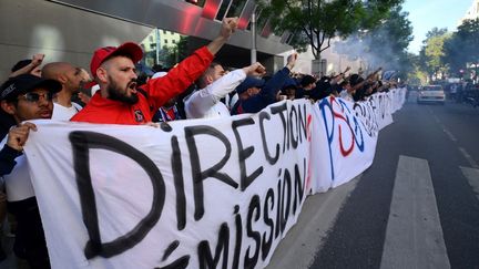 Le PSG a suspendu Lionel Messi pour deux semaines en raison de son voyage en Arabie saoudite, depuis lundi, sans l'accord du club. Les "ultras" supporters du Paris Saint-Germain demandent le départ d'Al-Khelaïfi et de plusieurs joueurs.