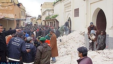 Foule dans la rue après l'effondrement du minaret, à Meknès (Maroc), le 19/02/10 (AFP)