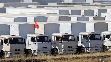 Un convoi humanitaire russe, stationn&eacute; dans la r&eacute;gion de Rostov, proche de l'Ukraine, le 16 ao&ucirc;t 2014. (MAXIM SHEMETOV / REUTERS)