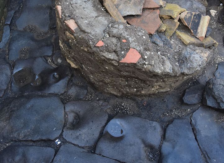 Sur le site antique de Pompei (Italie), les archéologues ont mis au jour une "boulangerie-prison" comprenant "des gravures au sol pour coordonner les mouvements des ânes, obligés de tourner pendant des heures avec les yeux bandés". (HANDOUT / POMPEII ARCHAEOLOGICAL PARK VIA AFP)