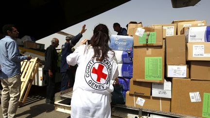 Une employée de la Croix-Rouge à l'aéroport de Sana'a, au Yémen, le 10 avril 2015. Une humanitaire franco-tunisienne de l'ONG, Nourane Houas, a été enlevée dans le pays le 1er décembre 2015. (MOHAMMED HAMOUD / AFP)