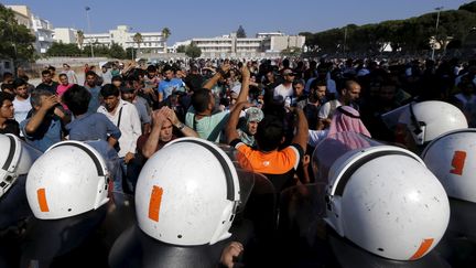 &nbsp; (Les policiers anti-émeutes grecs ont tenté de maintenir les migrants dans le stade de football de la ville de Kos, en Grèce © REUTERS/ Yannis Behrakis)