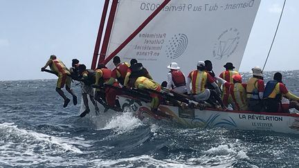 La yole de Martinique fait partie du patrimoine de l'île : c'est une embarcation où la cohésion de l'équipage est primordiale pour éviter le chavirage. (JÉRÔME VAL / FRANCE-INFO)