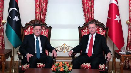 Rencontre entre le chef du gouvernement d'Union nationale libyen de Tripoli, Fayez al Sarraj,&nbsp;reconnu par l'ONU et le président turc, Recep Tayyip Erdogan, le 27 novembre 2019 à Istanbul. Photo fournie par le service de presse de la présidence turque. (MUSTAFA KAMACI / TURKISH PRESIDENTIAL PRESS SERVI)