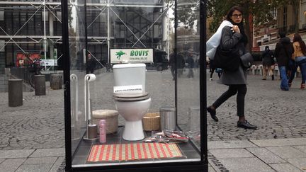 &nbsp; (© RF/ Nathalie Bourrus #parlonstoilettes, happening sur le parvis de Beaubourg à Paris)