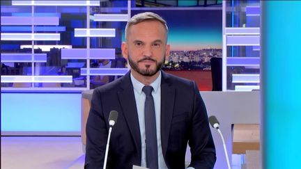 Le JT de 23h de franceinfo du lundi 24 juin, présenté par Jean-Christophe Galeazzi, est consultable en ligne en replay pour voir et revoir ce journal télévisé qui décrypte l'actualité. Retrouvez les dernières infos de la semaine, les grands reportages, les interviews, l'Eurozapping et les explications de la rédaction sur toute l’actualité nationale et internationale. (FRANCEINFO)