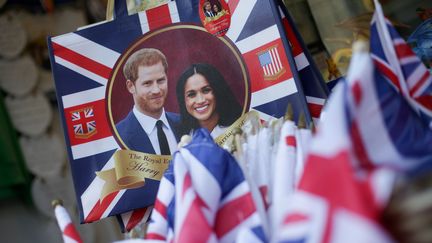 Des souvenirs à l'effigie du Prince Harry et de Meghan Markel, dans une boutique de Londres, le 8 mai 2018. (DANIEL LEAL-OLIVAS / AFP)