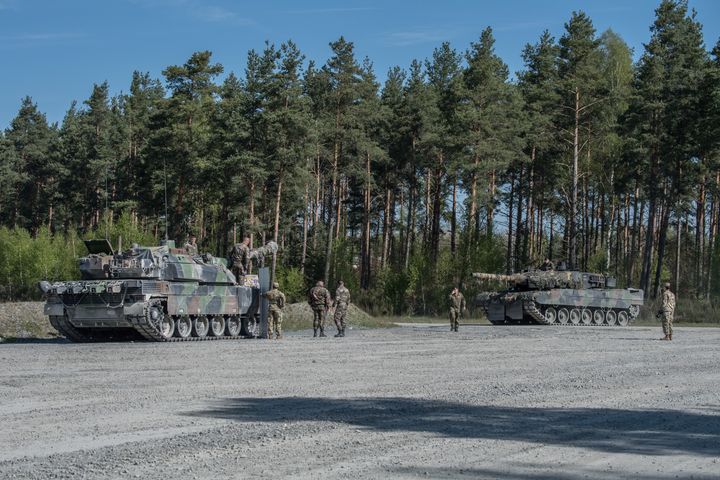 De gauche à droite : un Leclerc français et un Leopard allemand, à Graffenwöhre (Allemagne), en mai 2017
 (ARMEE DE TERRE)