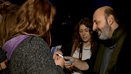 Cédric Klapisch se prête avec le sourire au rituel des autographes avec les lycéens
 (France 3 Culturebox)