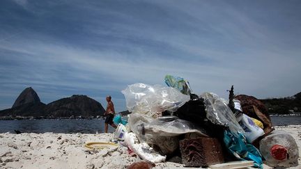 comme le programme Sena Limpa mis en place par des organisations gouvernementales et locales. 65 millions de dollars ont été injectés pour nettoyer quatre plages (São Conrado, Ipanema, Leblon et Leme). En octobre 2013, une deuxième phase d’un montant de 87 millions de dollars a débuté pour assainir six autres plages (Copacabana, Botafogo, Flamengo, Guanabara sur Ilha do Governador, Joatinga, Paquetá). (Reuters/Sergio Moraes)