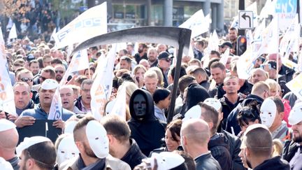 &nbsp;Des milliers de policiers défilent, à Paris, en hommage aux 50&nbsp;suicides de policiers en France. (NATHANAEL CHARBONNIER / FRANCE-INFO)