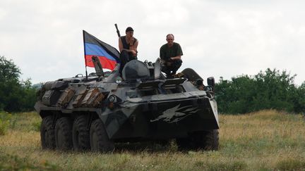 Des membres du groupe de d&eacute;fense de la R&eacute;publique autoproclam&eacute;e de Donetsk, dans l'est de l'Ukraine, le 9 juillet 2014. (GENNADY DUBOVOY / RIA NOVOSTI / AFP)