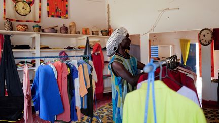 Babacar Kor,&nbsp;un&nbsp;disciple de la confrérie soufie Baye Fall dans un magasin de commerce équitable&nbsp;à&nbsp;Ndem, au Sénégal, le 6 avril 2021.&nbsp; (REUTERS / ZOHRA BENSEMRA)