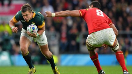 Le joueur de rugby sud-africain&nbsp;Handre Pollard (&agrave; gauche) &eacute;chappe au Gallois&nbsp;Taulupe Faletau lors du quart de finale de la coupe du monde de rugby, au stade de Twickenham (Royaume-Uni), le 17 octobre 2015. (GLYN KIRK / AFP)