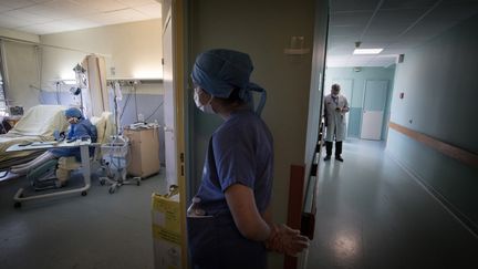 Une infirmière à l'hôpital Lariboisière, à Paris, le 27 avril 2020 (illustration). (JOEL SAGET / AFP)