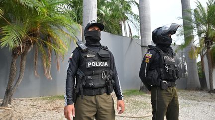 Police officers in front of the public channel TC Televisión, January 10, 2024 in Guayaquil (Ecuador).  (MARCOS PIN / AFP)