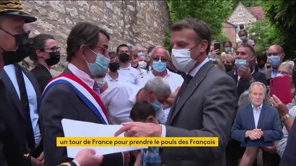 Emmanuel Macron en visite à Saint-Cirq-Lapopie (Lot), le 2 juin 2021. (FRANCEINFO)